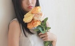 他趴在我两腿中间吸我视频